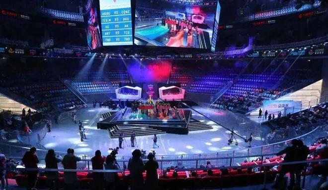 看看谁回来了，何塞卢现身伯纳乌观看皇马比赛